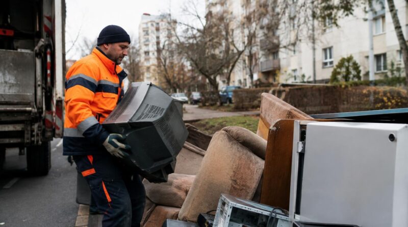 Odpady wielkogabarytowe na Ochocie: jak sprawdzić odbiór i co zrobić z elektrośmieciami?
